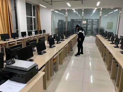 計算機學院學生黨員開展志愿服務活動，用專業技能服務師生